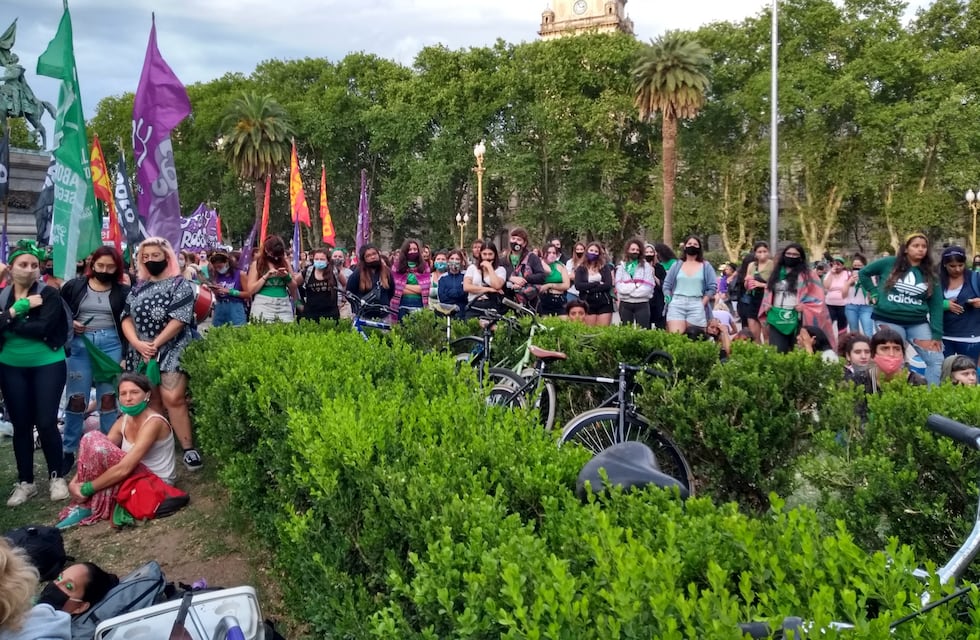 Emoción y alegría “verde”: así celebraron la media sanción del proyecto del aborto en Plaza San Martín