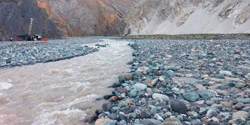 En medio de paisajes inigualables, equipos de Argentina, Chile y Austria continúan adelante con los estudios geológicos en el futuro paso Las Leñas.