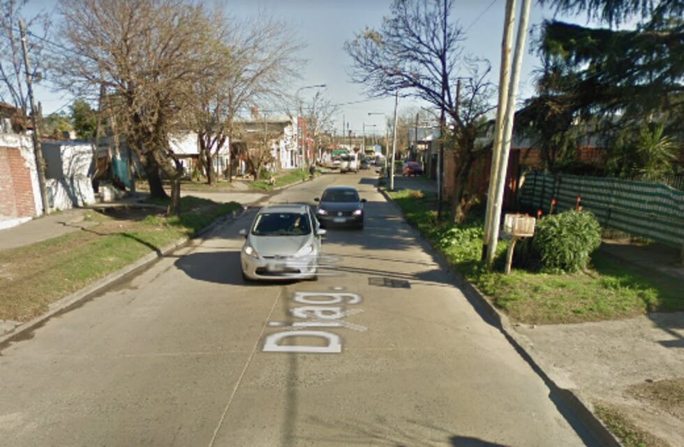 Insólito video: arrastraron a un caballo muerto con un auto por las calles de La Plata