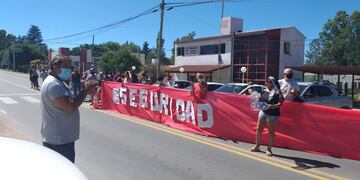 Vecinos de Villa Parque Síquiman autoconvocados en reclamo de "seguridad".
