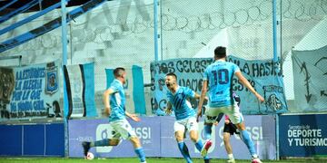 Franco Pardo puso el 1 a 1 para Estudiantes en Río Cuarto.