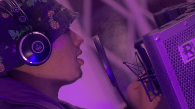 Kevin Funes escribe canciones para ayudar a jóvenes a salir de las adicciones.