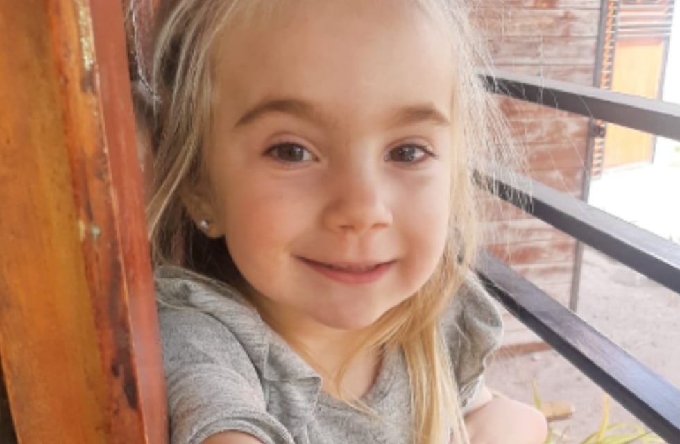 Entre nervios y felicidad: la familia de Juanita cuenta los días para que sea operada de sus manitos en Barcelona