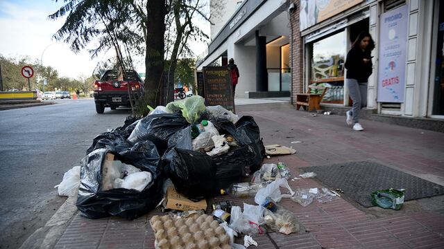 Basura acumulada en la calle Ambrosio Olmos al 1100, en la ciudad de Córdoba. (Pedro Castillo / La Voz)