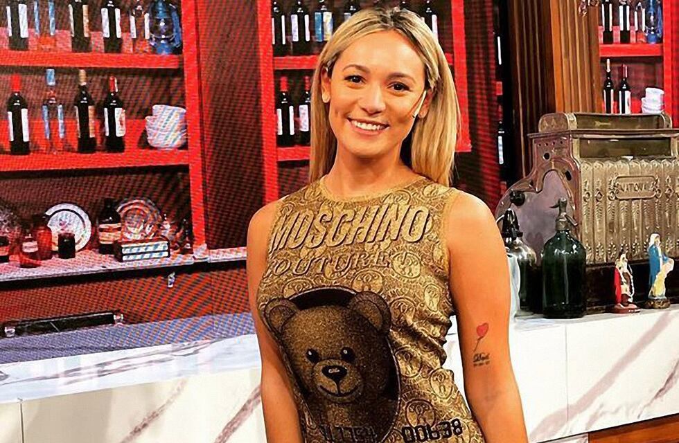 Rocío Oliva posó en top y minifalda “total white”