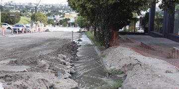 El río de cloacas a cielo abierto lleva dos meses, en Villa Cabrera.