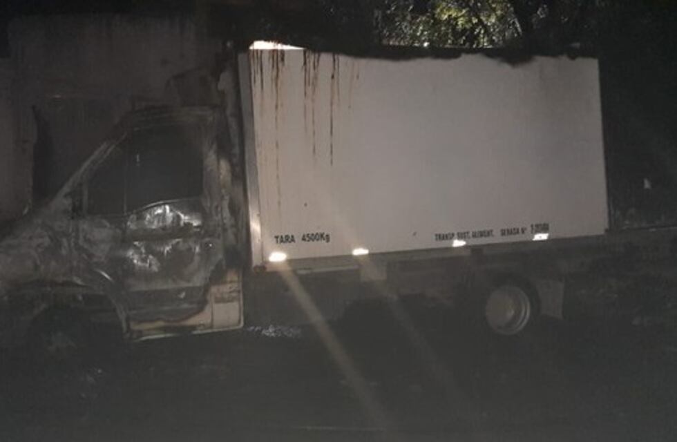 Se incendió un camión con mercadería en Bahía
