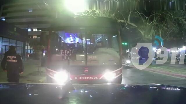 La pareja de delincuentes fue atrapada en el colectivo en el que intentaban huir.
