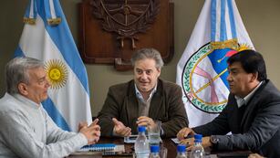 El concejal Gastón Millón (centro) condujo la reunión con el secretario de Servicios Públicos de la Municipalidad, Guillermo Marenco (izq.).