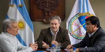 El concejal Gastón Millón (centro) condujo la reunión con el secretario de Servicios Públicos de la Municipalidad, Guillermo Marenco (izq.).