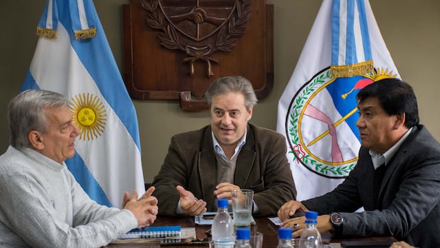 El concejal Gastón Millón (centro) condujo la reunión con el secretario de Servicios Públicos de la Municipalidad, Guillermo Marenco (izq.).