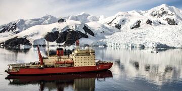 El Rompehielos A.R.A "Almirante Irizar" navegó en la Antártica cumpliendo misiones logísticas en el contexto de la Campaña Antártica de Verano.