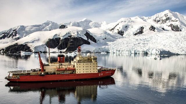 El Rompehielos A.R.A "Almirante Irizar" navegó en la Antártica cumpliendo misiones logísticas en el contexto de la Campaña Antártica de Verano.