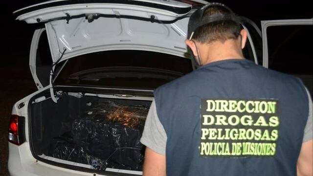 La droga era trasladada en los asientos traseros y baúl de uno de los rodados.