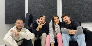 María Becerra junto a Mau y Ricky. (Instagram)