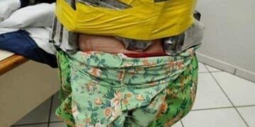 Foz de Iguazú: viajaba con armas adosadas a su cuerpo y fue detenida.