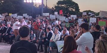 Docentes se manifestaron en un acto ante Pullaro