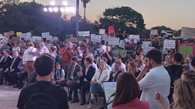 Docentes se manifestaron en un acto ante Pullaro