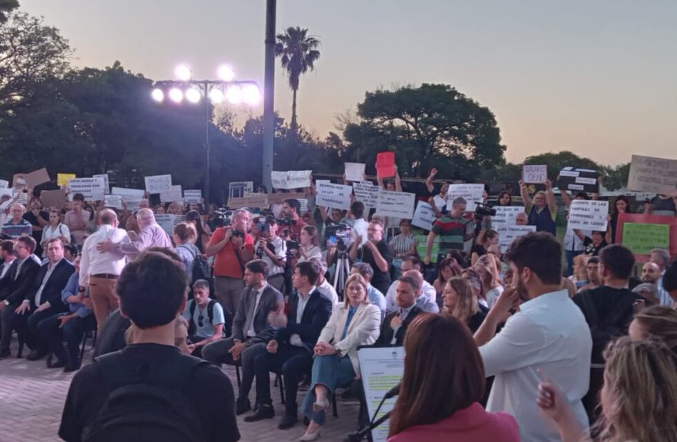 Docentes se manifestaron frente a Pullaro: ¿qué les dijo el gobernador?