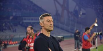 Talleres y River se enfrentan en el estadio Mario Alberto Kempes por la Copa de la Liga Profesional. El recibimiento del público de Talleres y los técnicos Caixinha y Gallardo. (Facundo Luque / La Voz)