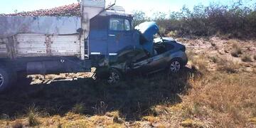 Violento choque. El VW Nicus quedó debajo del camión y la pareja murió en el instante.