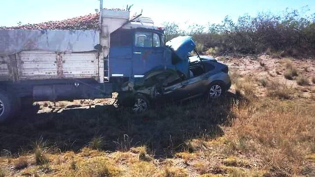 Violento choque. El VW Nicus quedó debajo del camión y la pareja murió en el instante.
