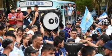 Argentina le ganó a Australia 2 a 1 y los hinchas mendocinos coparon las calles del Centro para festejar que la Selección pasó a cuartos de final de Qatar 2022. - Mariana Villa / Los Andes