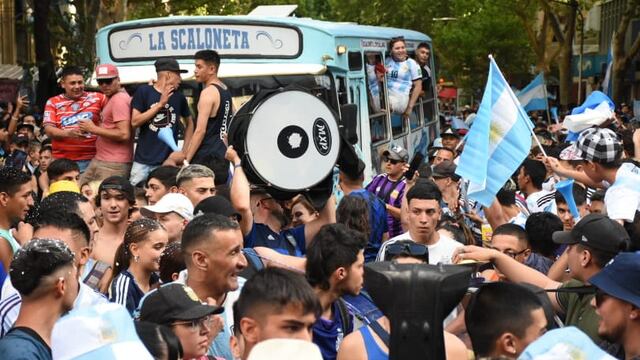 Argentina le ganó a Australia 2 a 1 y los hinchas mendocinos coparon las calles del Centro para festejar que la Selección pasó a cuartos de final de Qatar 2022. - Mariana Villa / Los Andes