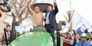 El gobernador inauguró cordón cuneta, luminarias y anunció la pavimentación de 14 cuadras. Además, firmó convenios para mejorar la conexión vial con Aguilares y entregó maquinaria comunal.