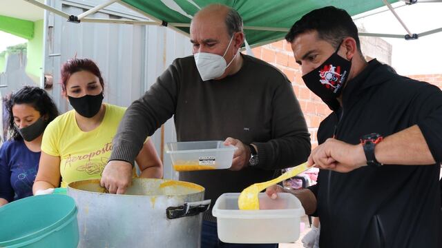 El presidente del P Jujuy, Rubén Rivarola, colaborando con los dirigentes que organizaron una "locreada" en San Pedro de Jujuy.