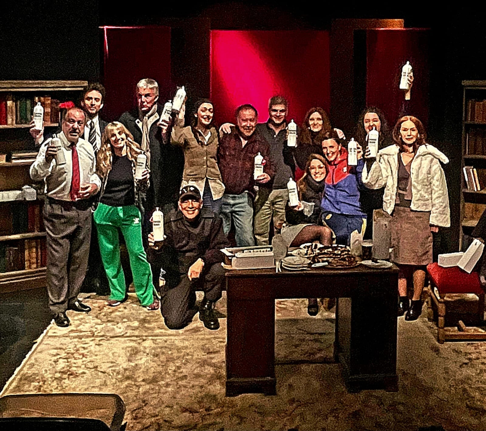 Festejo por los 15 años ininterrumpidos en cartel, de la  comedia dramática “Claveles Rojos”.