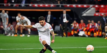 Gonzalo Montiel define con su penal la final de la Europa League (AP)