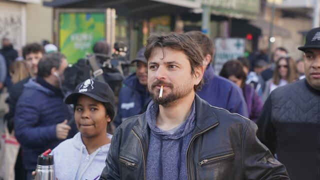 Juan Grabois en la marcha piquetera del Puente Pueyrredón. Foto: Clarín.