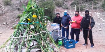 Unos pocos integrantes de la comparsa Unión de La Banda pudieron participar del ritual de "desentierro" del carnaval en Tilcara.