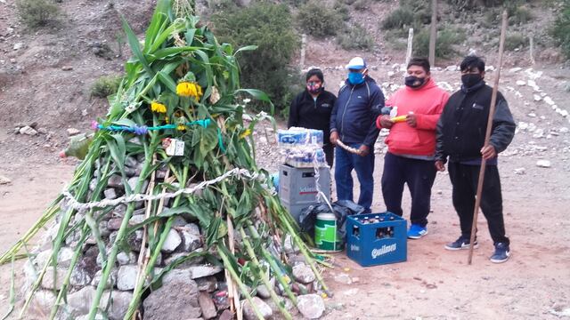 Unos pocos integrantes de la comparsa Unión de La Banda pudieron participar del ritual de "desentierro" del carnaval en Tilcara.