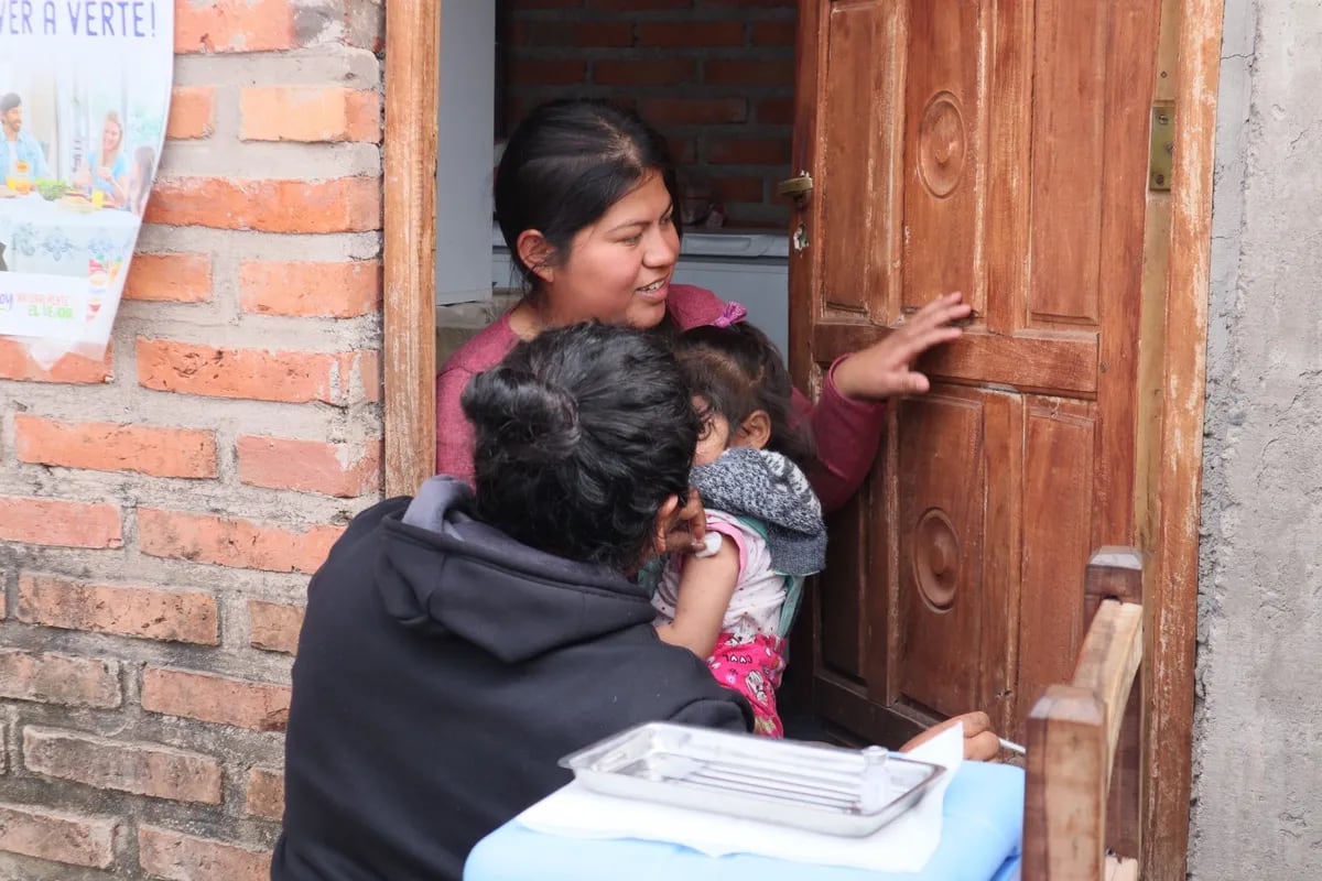 A fin de reforzar la prevención del sarampión en todo el territorio de la provincia, el Ministerio de Salud de Jujuy continúa con la campaña intensificada para la vacunación de niñas y niños.
