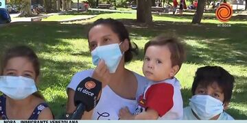 Una familia venezolana llegó a Córdoba a dedo (captura video / El Doce).