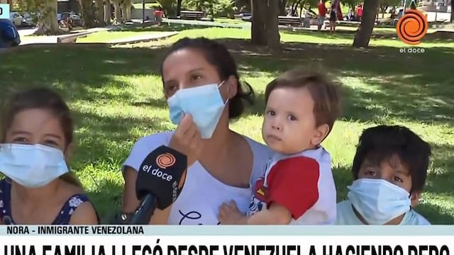 Una familia venezolana llegó a Córdoba a dedo (captura video / El Doce).