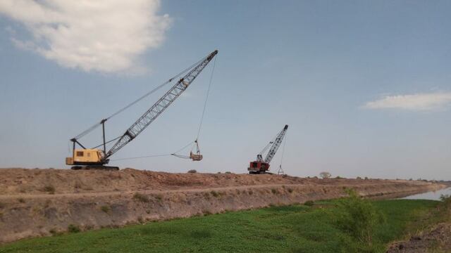 Grúas trabajando en la obra de ensanchamiento del Canal 16