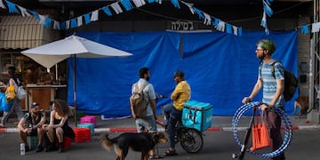 Israel suspende a partir de este domingo el uso obligatorio de barbijos tras ver reducidos los contagios por su exitosa campaña de vacunación. (AP)