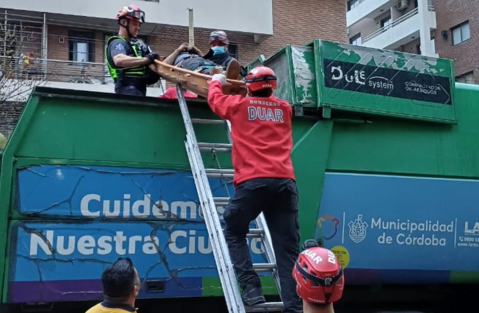 Rescataron a un hombre a punto de ser compactado en un camión de basura en Córdoba