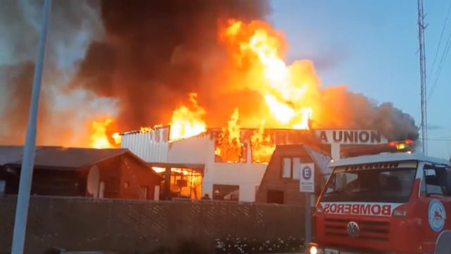 El trabajo del personal de Bomberos no pudo evitar la expansión de las llamas, que tomaron rápidamente la totalidad del inmueble.