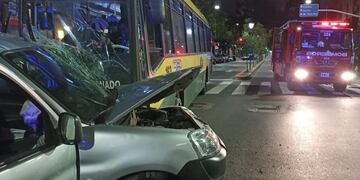 El choque entre una camioneta y un colectivo no generó víctimas fatales. Twitter @AgenciaTelam