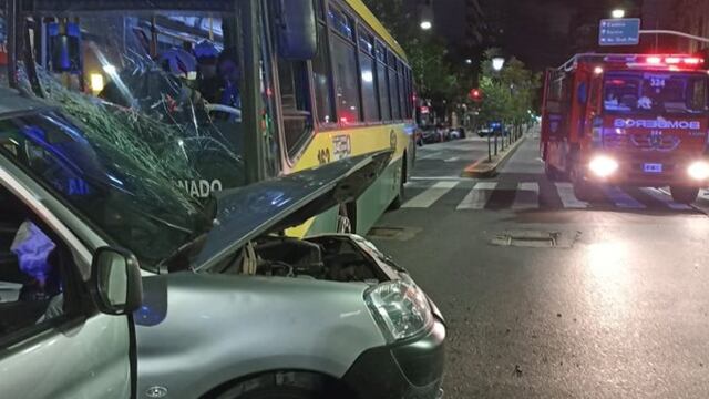 El choque entre una camioneta y un colectivo no generó víctimas fatales. Twitter @AgenciaTelam