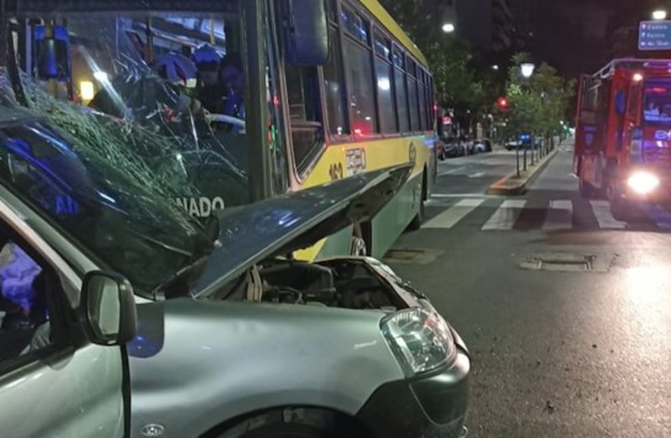 Importante choque en Barracas entre un colectivo y una camioneta: no hubo víctimas fatales