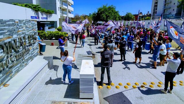 Los manifestantes cerraron el ingreso al edificio Cardinales, de barrio Tejas del Sur.