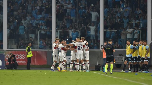 Mateo Retegui y sus compañeros celebran el 1 a 0 ante Belgrano. (Facundo Luque / La Voz).