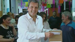 Sergio Massa al emitir su voto este domingo (Télam).