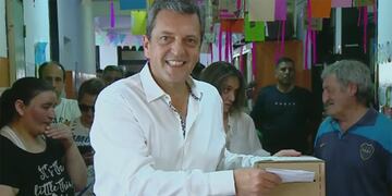 Sergio Massa al emitir su voto este domingo (Télam).