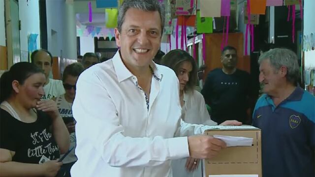 Sergio Massa al emitir su voto este domingo (Télam).